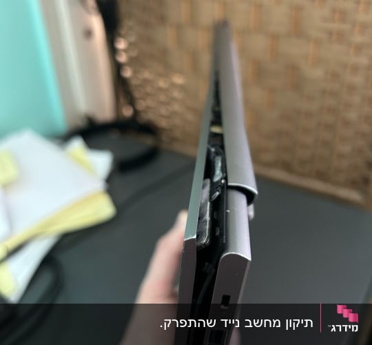 מחשב נייד עם מסך שבור ויציאות USB